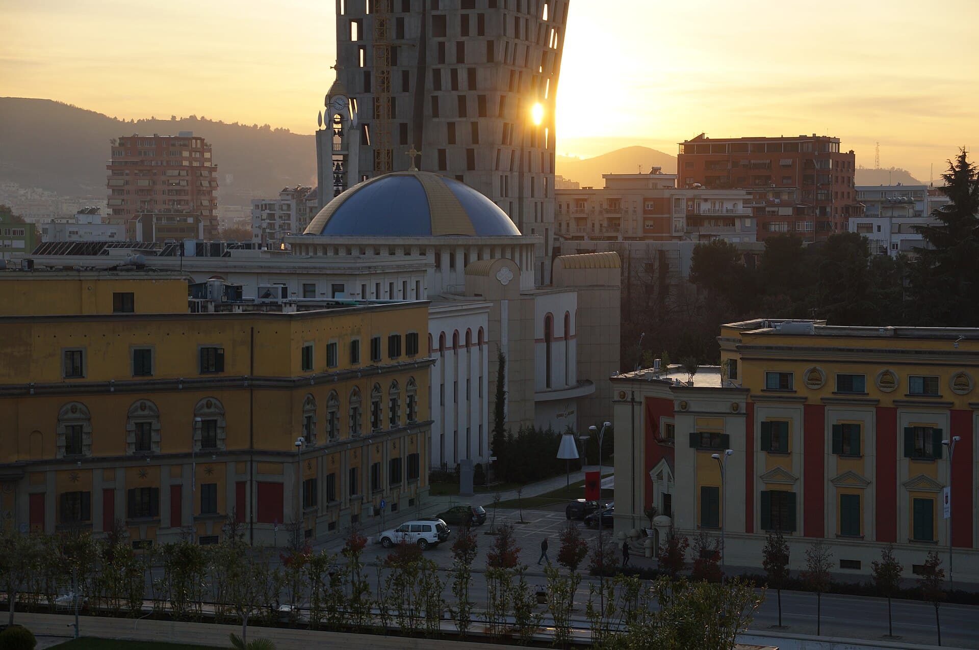 Perëndim dielli mbi qendrën e Tiranës
