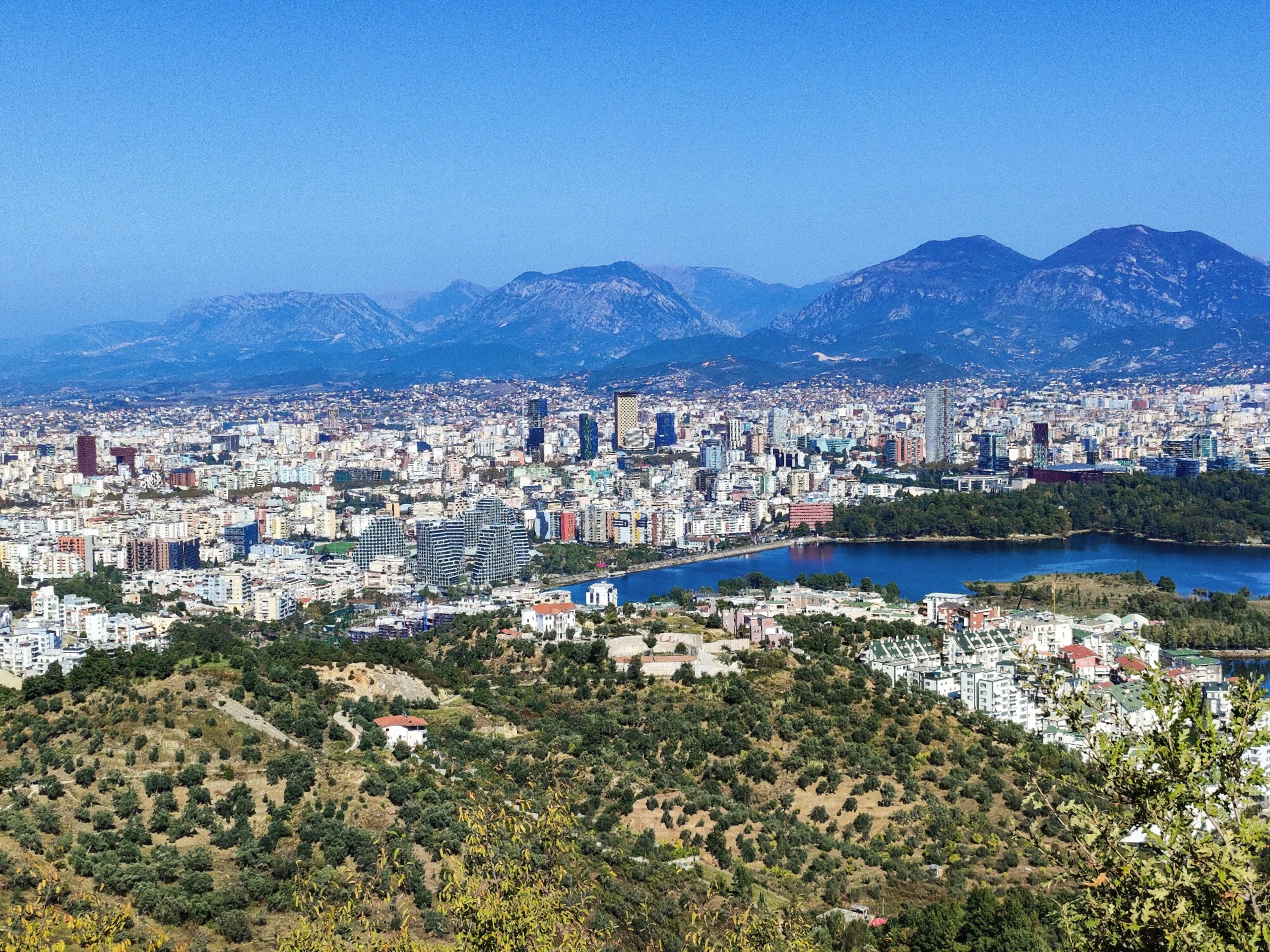 Pamje e Tiranës me Liqenin Artificial, kullat e reja dhe malin e Dajtit